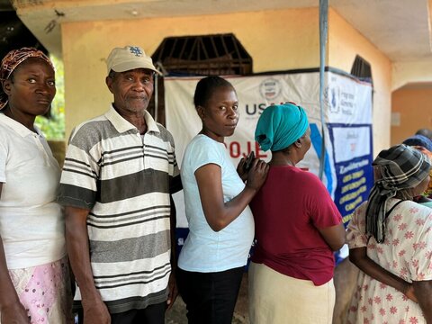 People in a cash project in Les Cayes