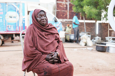 スーダン：紛争で家を失ったお茶売りの女性が、家族を飢えから救うまで