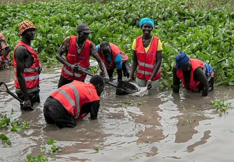 Dyke in South Sudan being built