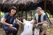 日本政府の拠出で実施している給食事業が行われている学校で学校菜園プロジェクトを立ち上げた日本のNGO関係者と © Desmond Jones