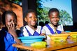 食事を楽しむアグネス（中央）と友人たち。学校給食はエネルギーと栄養を子供たちに与えます。 Photo: WFP/Badre Bahaji