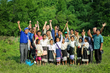 支援している小学校にて教員と子どもたちと©WFP / Vilakhone Sipaseuth