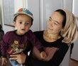 サイードメア君と母親のマリカさんは、国連WFPの治療と支援に感謝しています。Photo: WFP/Hamza Yormamadov