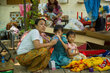 © WFP/Arete/Photolibrary. 2025年4月1日、マンダレー市セインパン地区で地震の後、避難する母親と子どもたち
