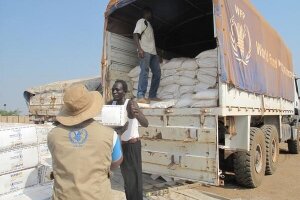 紛争下の南スーダンで食糧支援拡大中の国連WFP、 支援物資の略奪を非難