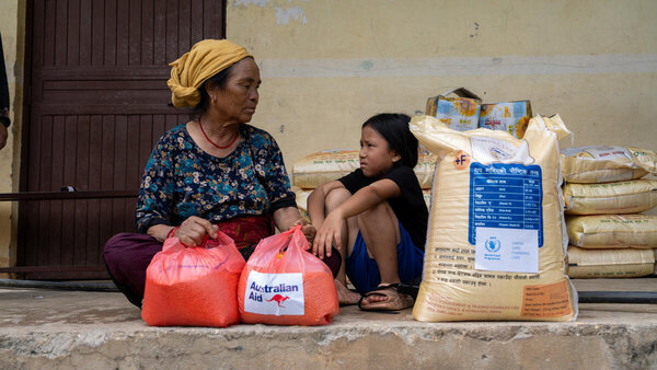 写真：WFP／シュラワ・シュレスタ。洪水による被害が最も甚大だった地域の一つであるヌワコット郡キサパン第5農村自治体アルチャレでの食糧配給の様子。この地域では数人が命を落とした。