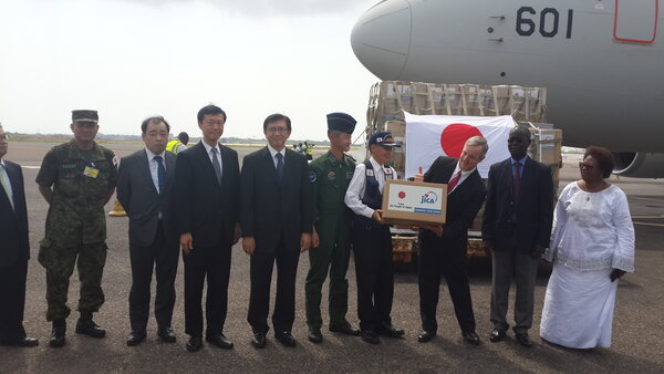 写真ギャラリー~国連WFP、自衛隊が運んだ防護服をエボラ感染国にリレー輸送~