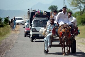 パキスタン国内避難民65万人に食糧支援