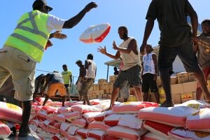 サイクロンが直撃したバヌアツで被災者への食糧配給