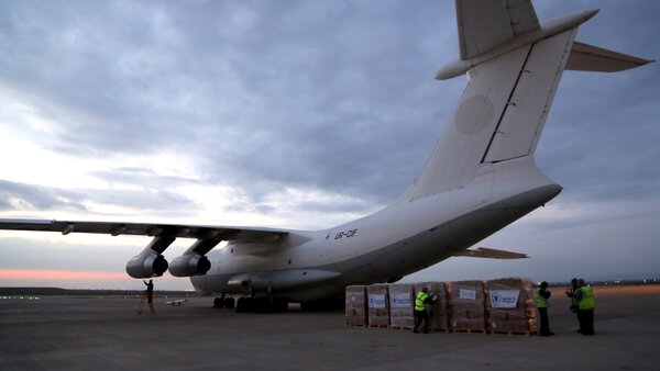 紛争続くシリア北東部にイラクから食糧空輸