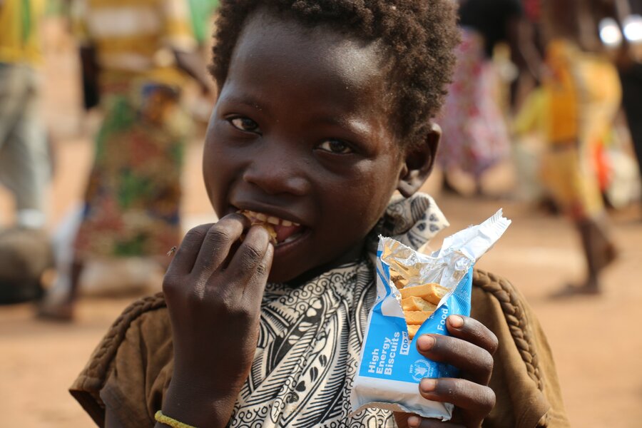 中央アフリカ共和国北部のバタンガフォの町で、国連WFPの栄養支援の一環として支給された栄養強化ビスケットを楽しむ子ども。Photo: WFP/Bruno Djoyo