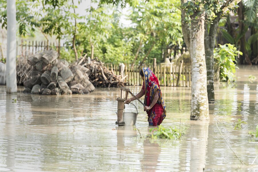バングラデシュのクリグラム地区で深刻な洪水に見舞われ、水を汲む女性。Photo: WFP/Sayed Asif Mahmud