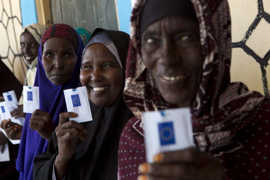 国連WFPの現金支給プログラムでカードへのチャージを待つソマリア・ムドゥグ地域の女性たち。Photo: WFP/Karel Prinsloo