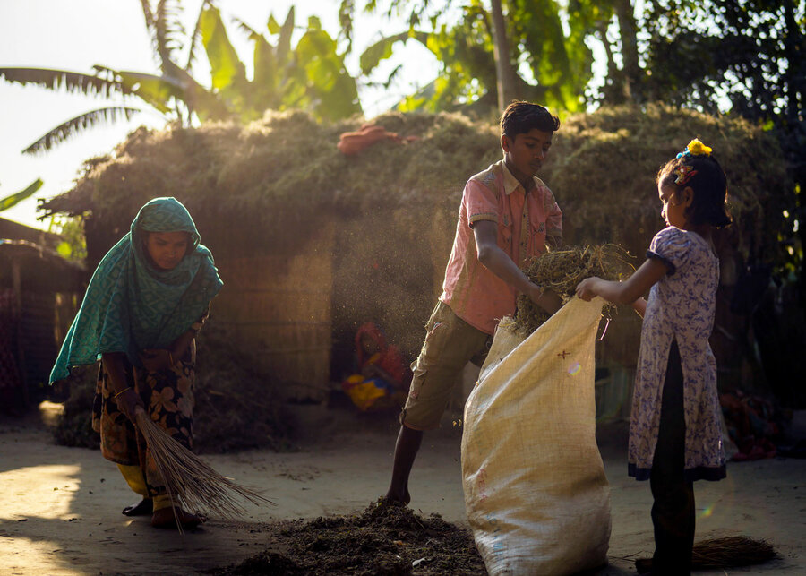 明るい未来を見据えるアフロザさんと子供たち。Photo: WFP/Sayed Asif Mahmud