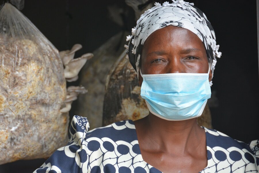 自宅のキノコ畑でのキャロラインさん Photo: WFP/Tatenda Macheka