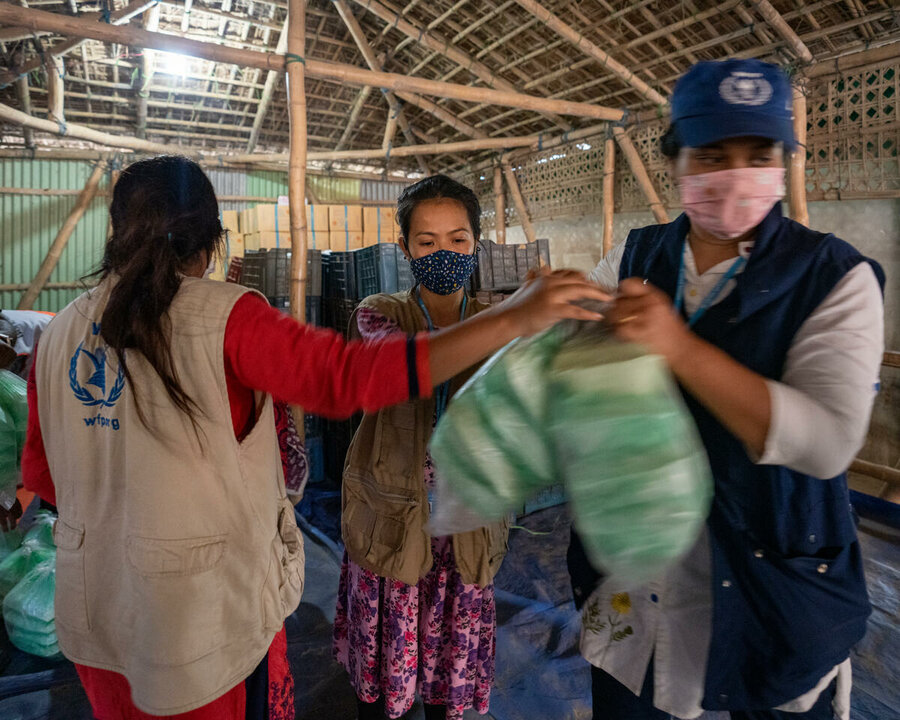 火災発生から36時間以内に、国連WFPは4万人以上の人々に温かい食事を配ります。Photo: WFP/Sayed Asif Mahmud