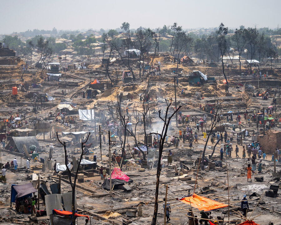 焼け跡でがれきを拾う人びと。3月22日に発生した火災では約1万のシェルター（仮設住宅）が消失しました。 Photo: WFP/Sayed Asif Mahmud
