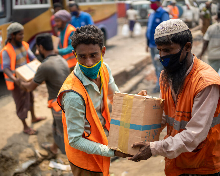 何千人ものボランティアが派遣され、栄養強化ビスケットの配布や清掃活動の支援を行いました。 Photo: WFP/Sayed Asif Mahmud