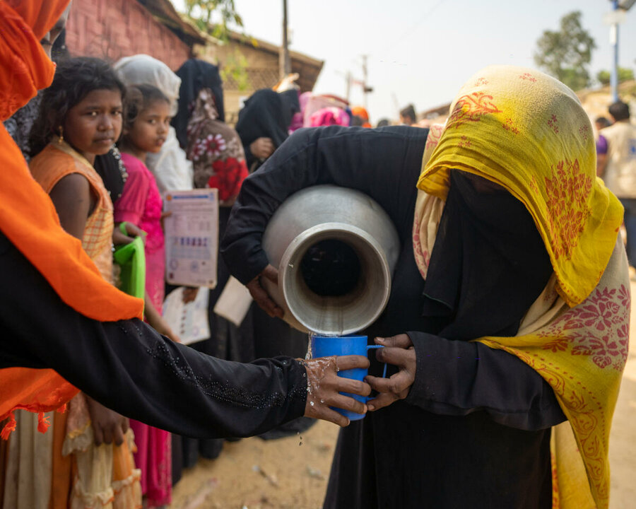 ロヒンギャ・コミュニティの中から救援活動に加わった人びと。