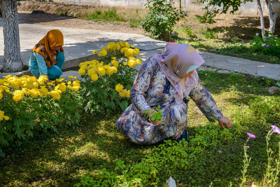 花壇で働く女性。 写真：WFP/Maksim Shubovich