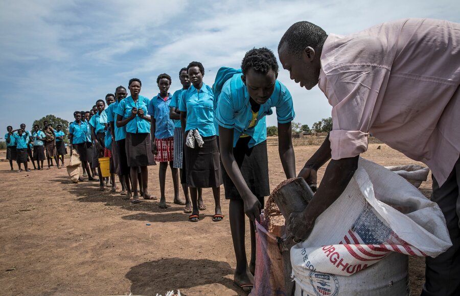 アウェリにある学校では、配給された食料が生徒の出席率を高めています。Photo: WFP/Gabriella Vivacqua