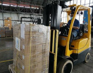 国連人道支援物資備蓄庫(UNHRD)パナマは、WHO向けの個人用保護具(PPE)の委託発送を準備しています。Photo: WFP/Elio Rujano