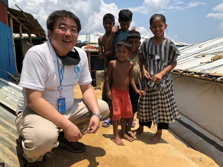 ロヒンギャ難民キャンプの子どもたちと　photo: WFP