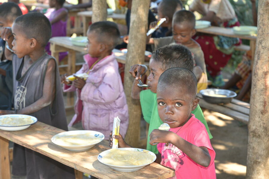 マダガスカル：アンドロイ地域シハナマロでの4月の緊急食料支援。マダガスカル南部では、114万人が緊急食料支援を必要としています。Photo: WFP/Krystyna Kovalenko