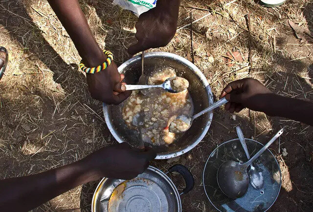 オチャヤ・リノ・キャンプで食事を分け合う難民たち 