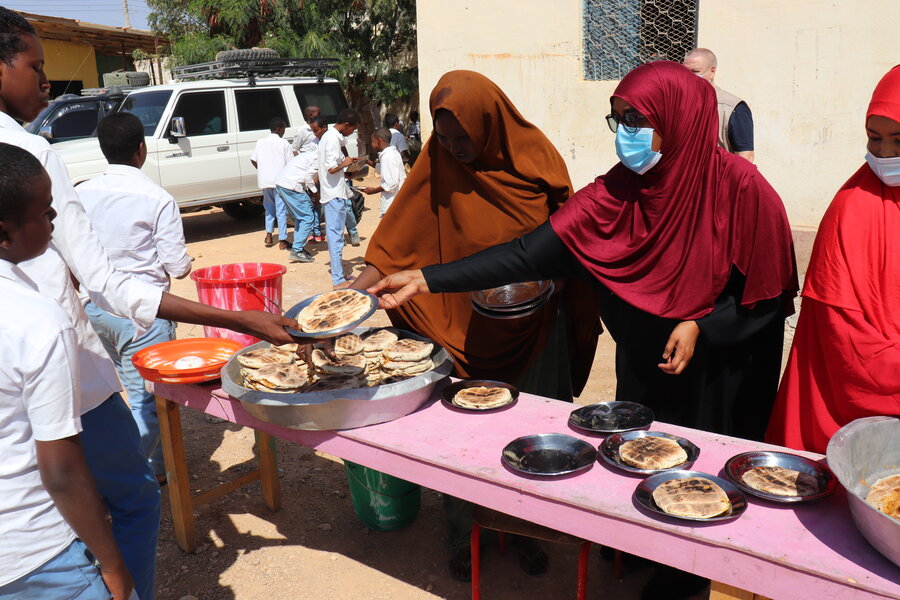 ソマリア：WFPによるガロウェでの2月の学校給食。10年前、ソマリアは飢饉で苦しんでいました。Photo: WFP/Petroc Wiltom