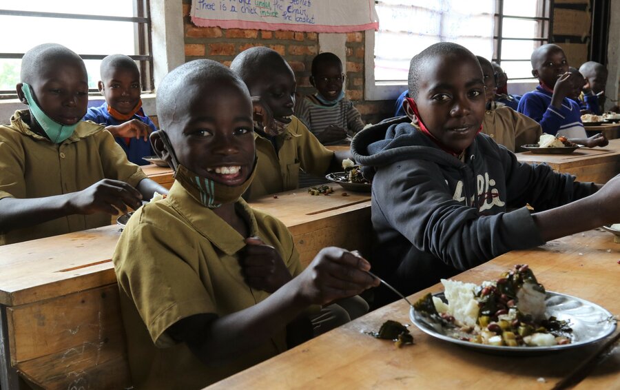 国連WFPが提供する学校給食をクラスメートと楽しむドーナツ君。Photo: WFP/Emily Fredenberg