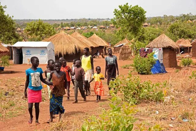 ビディビディ難民キャンプを散歩する南スーダン難民の子どもたち 