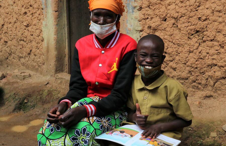 ドーナツ君の英語の知識と読書力に目を細めるフランシーヌさん。Photo: WFP/Emily Fredenberg