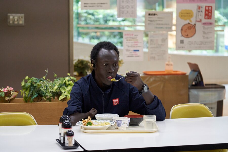 選手は平日、前橋市役所の食堂で昼食を取ります。マイケル選手は来日してから、オムライスが好物になったとか。Photo:WFP/Noriaki Furuya