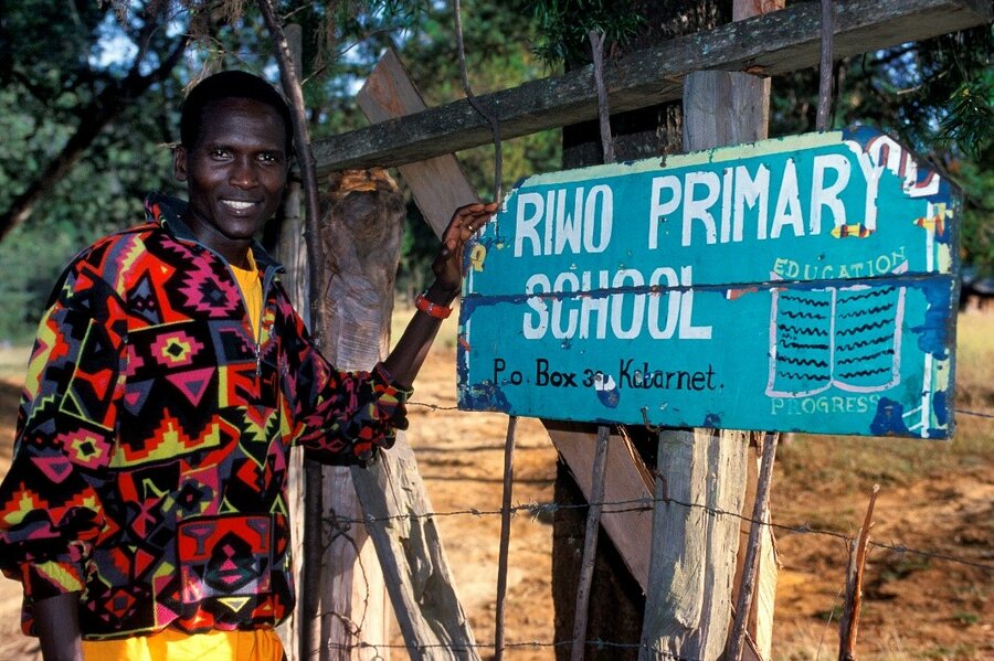 ポールテルガトさん。少年時代通っていたリウォ小学校で。Photo: WFP/Wendy Stone