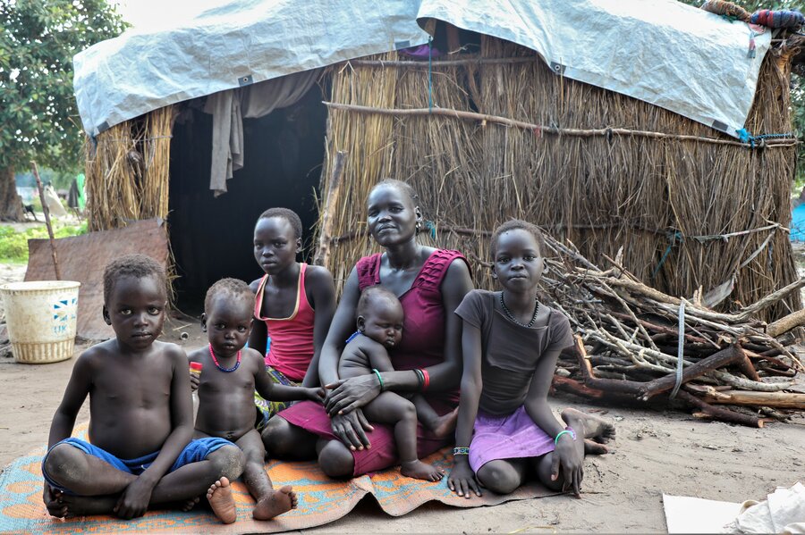 Nyanchiew Chung and her 5 children sought shelter in Ayod town. Photo: WFP/Eulalia Berlanga
