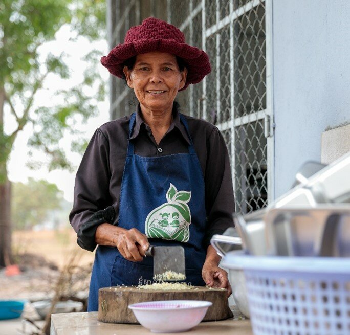 給食づくりに励むソモンさん。Photo: WFP/Arete/Nick Sells