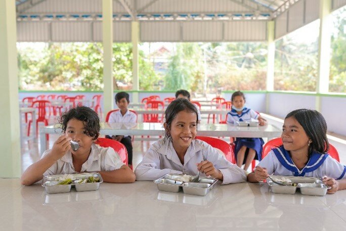 食堂で友達と朝食を楽しむ子どもたち。Photo: WFP/Arete/Nick Sells