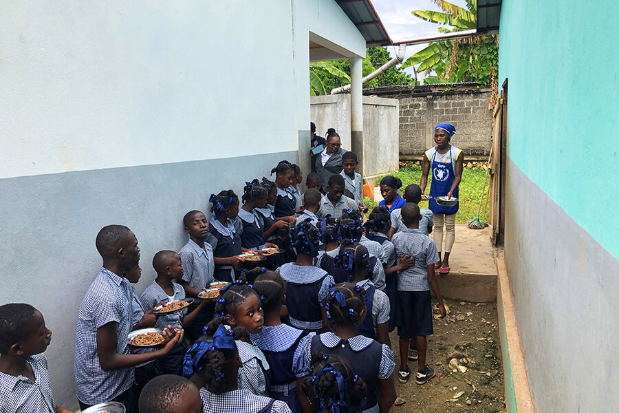 多くの子供たちにとって、学校給食はその日の唯一の食事です。UN Haiti/Daniel Dickinson