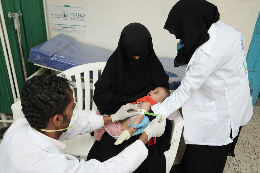 イエメン： アル・ダーレの国連WFP支援診療所にて、栄養不良に苦しむ10ヶ月の男の子を抱く女性。Photo: Saleh Bin Haiyan