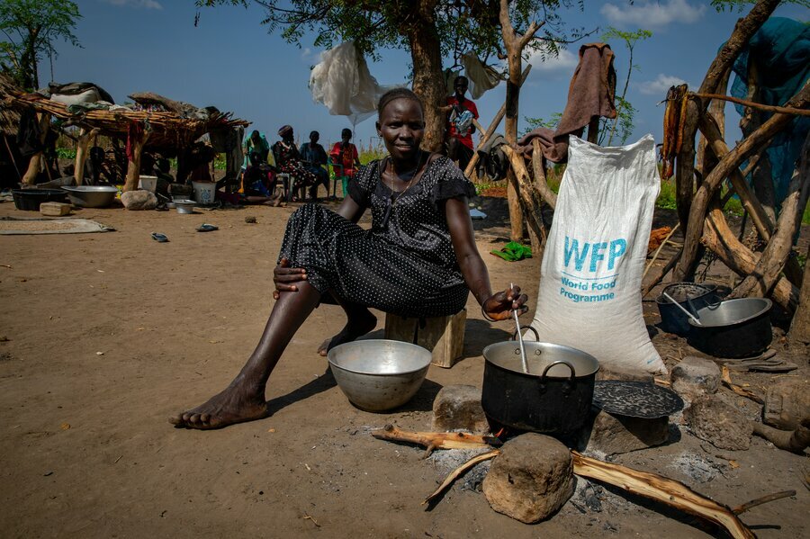 南スーダンのジョングレイ州アコボ村の配給ポイント。気候変動のショックは、この国のすでに脆弱な食料の入手状況に拍車をかけています。Photo: WFP/Theresa Piorr