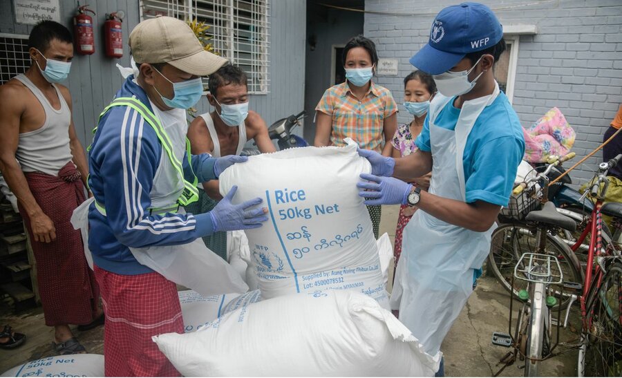 ミャンマー：国連WFPは、都市の緊急対応の一環として、8月にヤンゴンで食料を配給しました。
