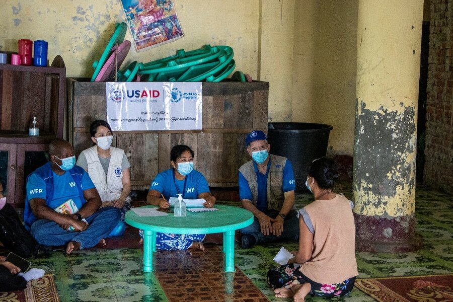 ラカイン州にて行われた国内避難民への現金支給 ©WFP