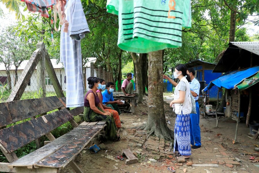 ラカイン州にて国内避難民に話を聞く様子 ©WFP