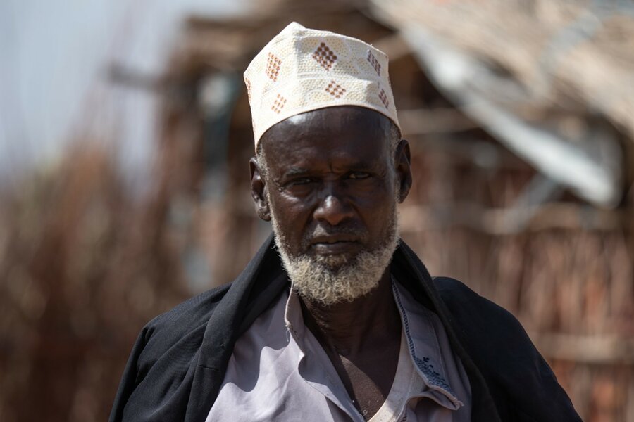 アブドゥラヒさん（70）、ソマリ州アダドル地区のこれまで住んでいた自宅の前で