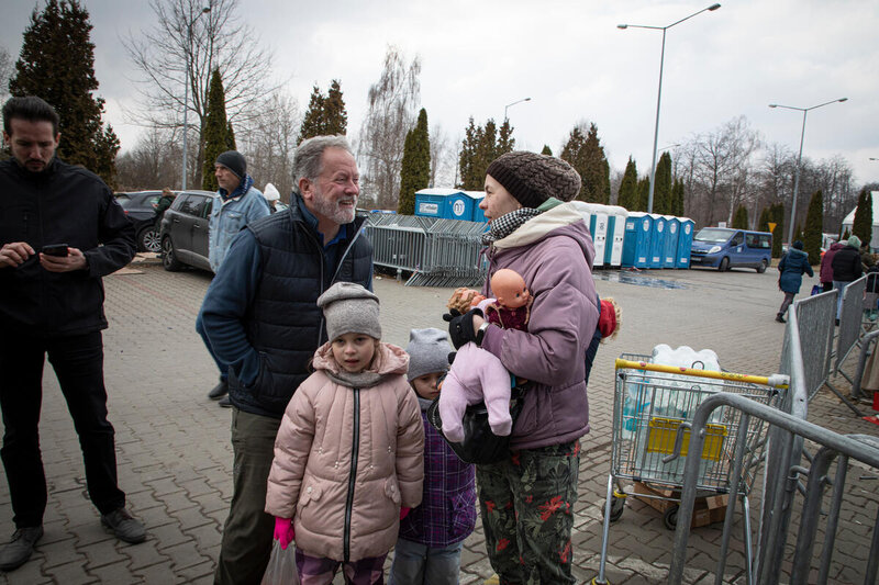 3月、ポーランドのムウィニーにあるハラ・キジョフスカのレセプションセンターで、ウクライナ人家族と対面するデイビッド・ビーズリー国連WFP事務局長。