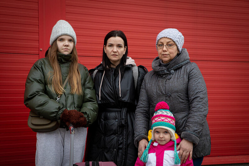 ダリナさんと娘たち、そして義母はキーウを脱出しましたが、夫は残りました。バスを8時間乗り継いだ後、彼女たちは徒歩でポーランドに渡りました。Photo: WFP/Marco Frattini