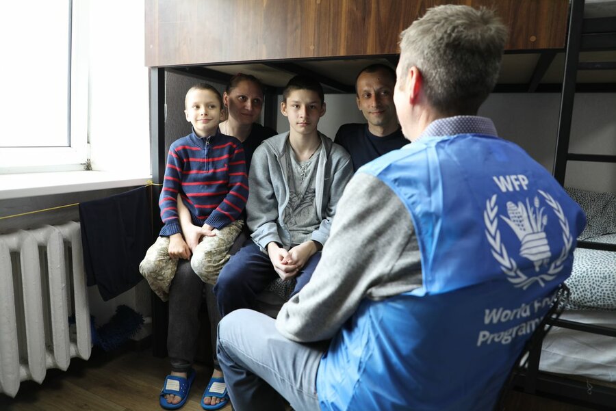 The xxxx family meet WFP's xxxxx xxxxx in Poltova. Photo: WFP/Reem Nada