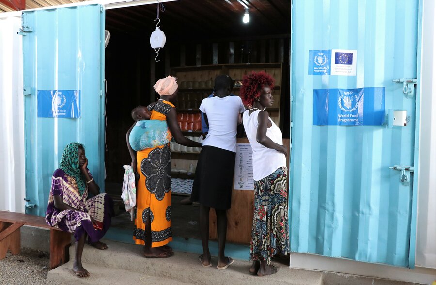 南スーダンのゴロム難民キャンプにある国連WFPが支援するプレハブ小売店。A WFP-backed pop-up retail outlet in the Gorom refugee camp in South Sudan. Photo: WFP/Eulalia Berlanga