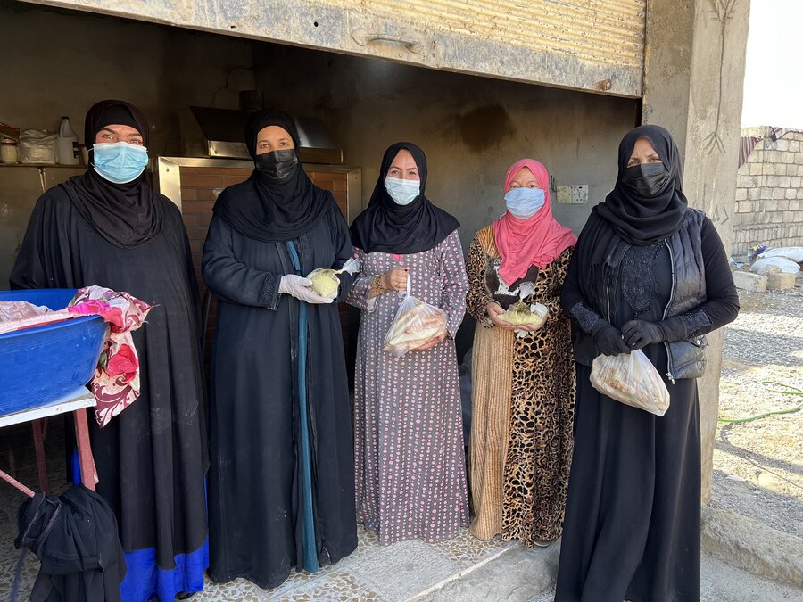 働いているパン屋の前に立つ5人のイラク人の女性